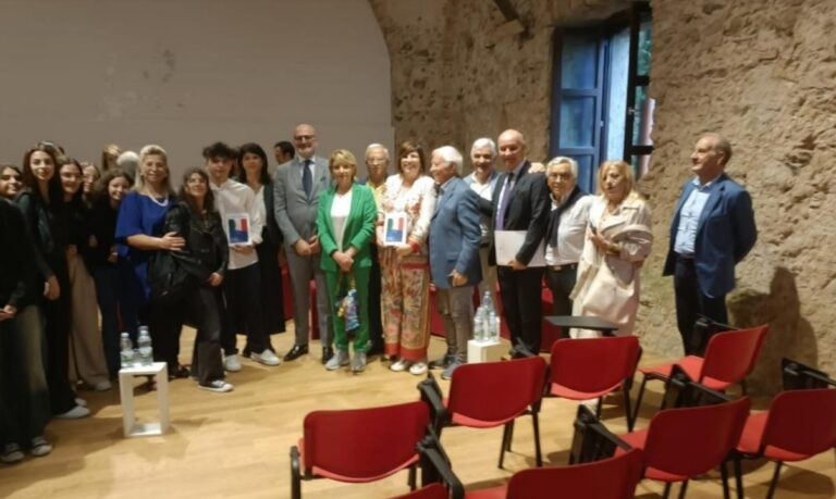 “Io, l’Italia e l’Europa”, a Vibo Butticè incontra i giovani e presenta il suo ultimo libro