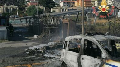 Catanzaro, incendio lambisce sede Asp: a fuoco vegetazione, rifiuti e un’auto