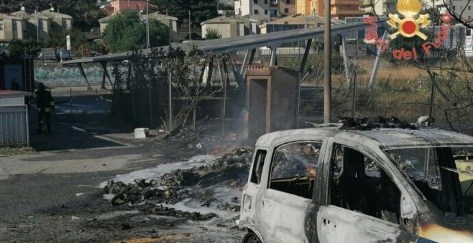 Catanzaro, incendio lambisce sede Asp: a fuoco vegetazione, rifiuti e un’auto