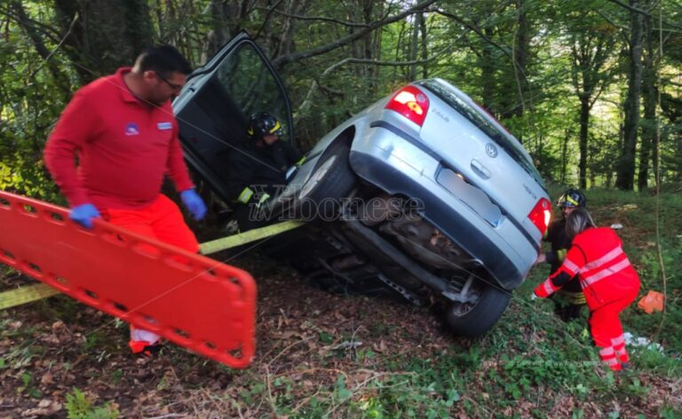 Incidente lungo la strada per Arena, auto guidata da un 93enne finisce fuori strada