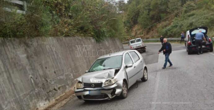 Incidente tra Vazzano e Vallelonga: scontro tra un’auto e un furgone