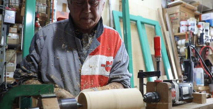 La bottega del legno di mastru Michele, LaC storie fa tappa a Parghelia -Video