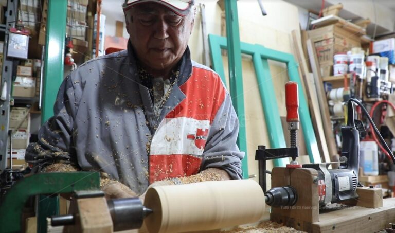 La bottega del legno di mastru Michele, LaC storie fa tappa a Parghelia -Video