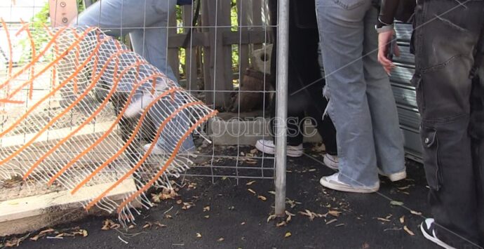 Scala mobile di Vibo ancora ferma ma gli studenti scavalcano le transenne per usarla – Video