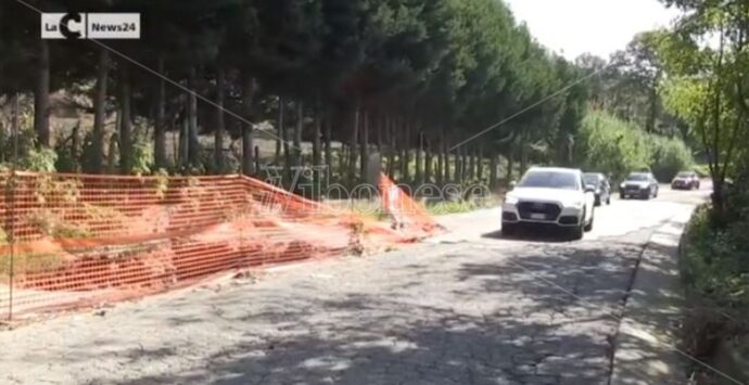 Strada crollata e fuoriuscita di fogna a Piscopio, il degrado corre sulla provinciale 14 – Video