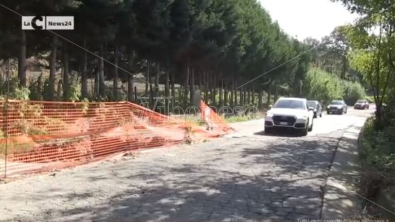 Strada crollata e fuoriuscita di fogna a Piscopio, il degrado corre sulla provinciale 14 – Video
