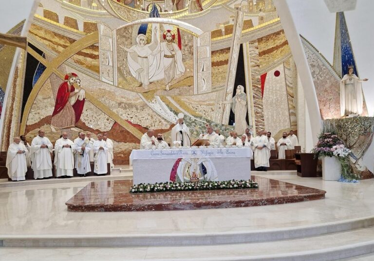 Fondazione Natuzza, in migliaia all’anniversario dell’arrivo della statua della Vergine