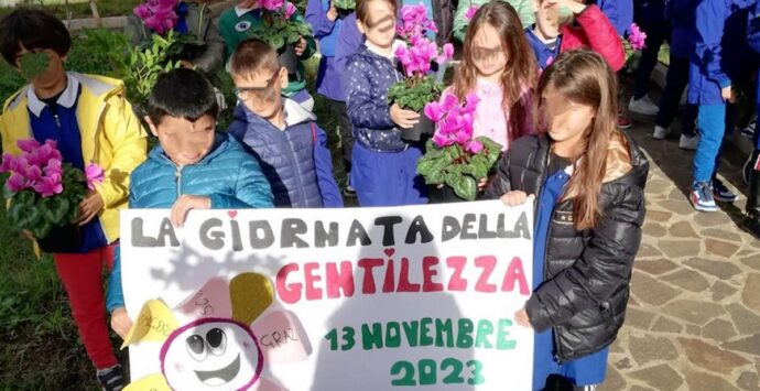 Giornata della gentilezza a Vibo:  studenti e amministratori colorano le panchine di viola
