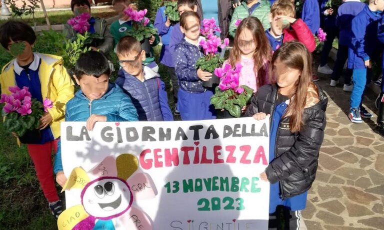 Giornata della gentilezza a Vibo: studenti e amministratori colorano le panchine di viola