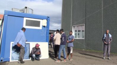 Nell’hotspot di Porto Salvo migranti con le infradito, la Croce rossa: «Fanno sparire giacche e scarpe» – Video