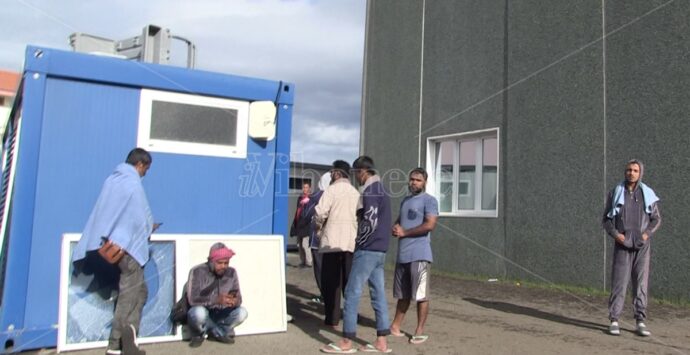 Nell’hotspot di Porto Salvo migranti con le infradito, la Croce rossa: «Fanno sparire giacche e scarpe» – Video