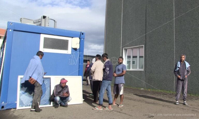 Nell’hotspot di Porto Salvo migranti con le infradito, la Croce rossa: «Fanno sparire giacche e scarpe» – Video