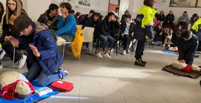 Studenti e docenti del liceo “Berto” di Vibo a lezione di primo soccorso