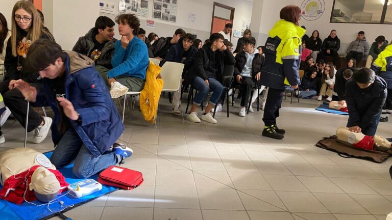 Studenti e docenti del liceo “Berto” di Vibo a lezione di primo soccorso