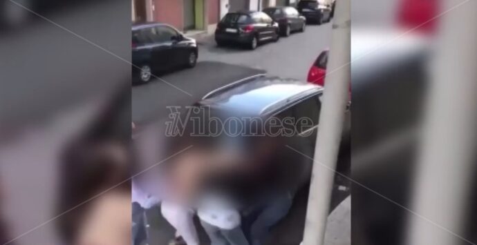 Pestaggio tra ragazze in pieno centro a Vibo, un telefonino riprende la scena in diretta – Video