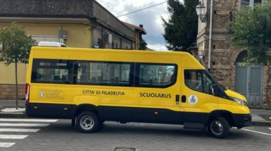 A Filadelfia un nuovo scuolabus. Il sindaco: «Puntiamo a servizi di qualità»