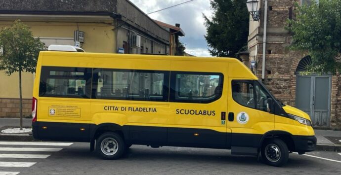 A Filadelfia un nuovo scuolabus. Il sindaco: «Puntiamo a servizi di qualità»