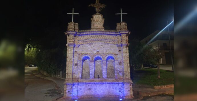 San Calogero, il calvario si illumina di blu a sostegno dell’Unicef e dei diritti dei bambini