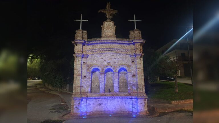 San Calogero, il calvario si illumina di blu a sostegno dell’Unicef e dei diritti dei bambini
