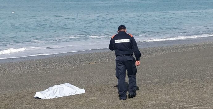 Tragedia in Calabria: si tuffa in mare per un bagno e annega