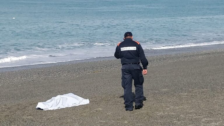 Tragedia in Calabria: si tuffa in mare per un bagno e annega