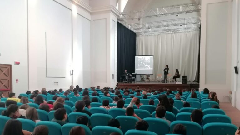 Cyberbullismo, la polizia postale incontra gli alunni della Garibaldi-Buccarelli di Vibo