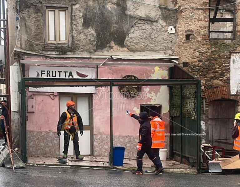 Vibo, al via le operazioni di sgombero e parziale demolizione della frutteria Mantella