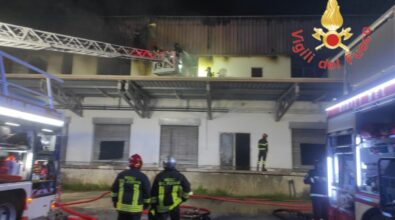 Incendio a Caraffa, fiamme devastano quattro attività commerciali