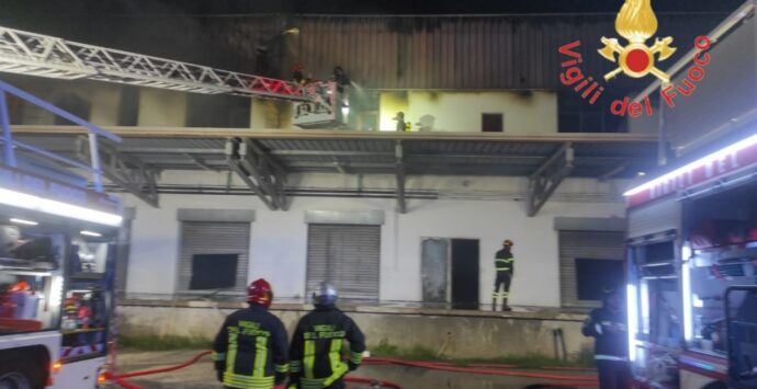Incendio a Caraffa, fiamme devastano quattro attività commerciali