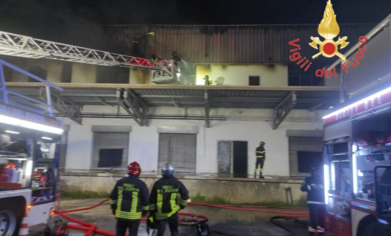 Incendio a Caraffa, fiamme devastano quattro attività commerciali