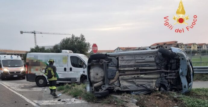 Incidente sulla statale 106, un ferito nello scontro tra un furgone e un’auto