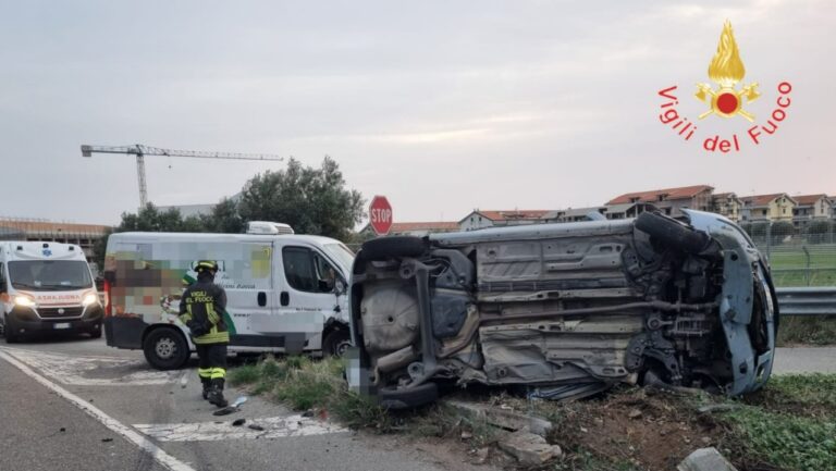 Incidente sulla statale 106, un ferito nello scontro tra un furgone e un’auto