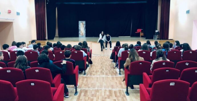 Scuola, teatro e istituzioni: Filadelfia dice “No” alla violenza di genere