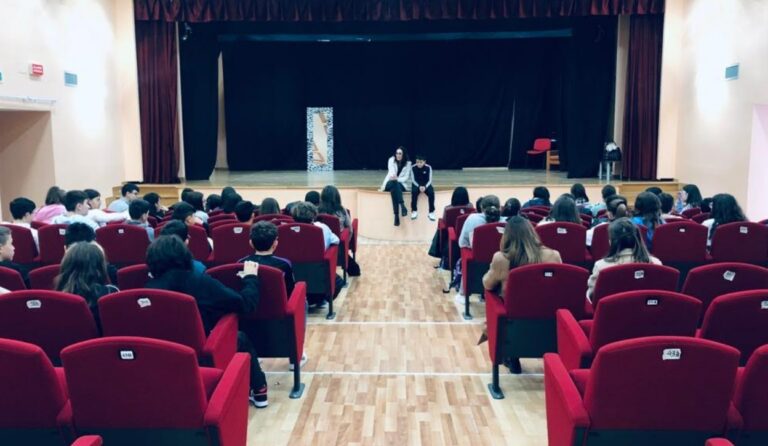 Scuola, teatro e istituzioni: Filadelfia dice “No” alla violenza di genere