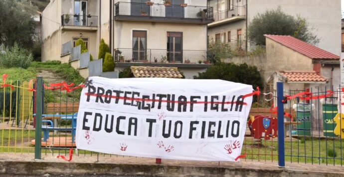 L’ex sindaco di Sant’Onofrio scrive al prefetto per il caso dello striscione contro la violenza sulle donne