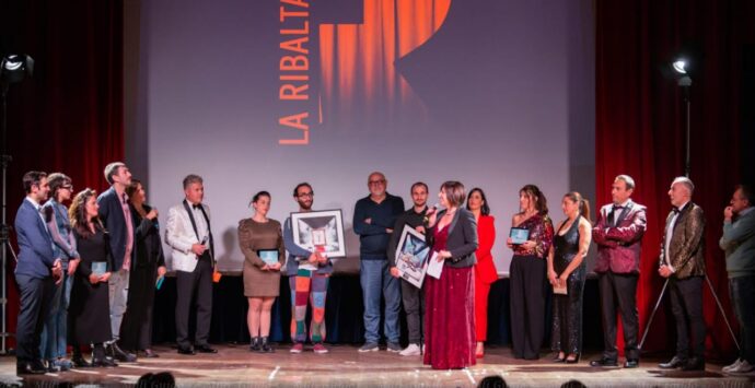 Teatro, emozioni e applausi a Vibo con il concorso nazionale “Lo strappo nel cielo di carta”