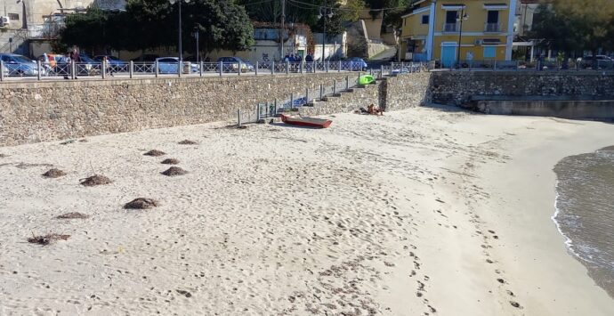 Spiagge di Pizzo: a lezione di tedesco e di svedese per contrastare… l’inciviltà