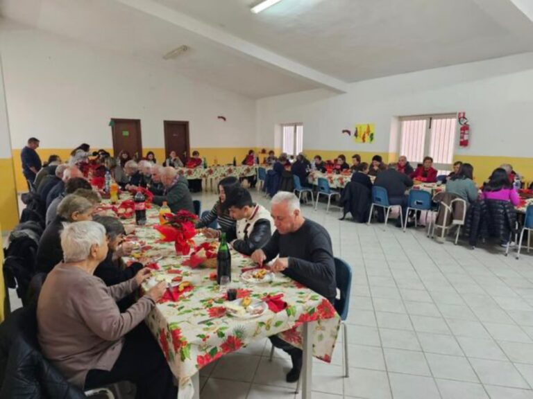 Zungri, tanta gioia ed entusiasmo per il pranzo di Natale con gli anziani