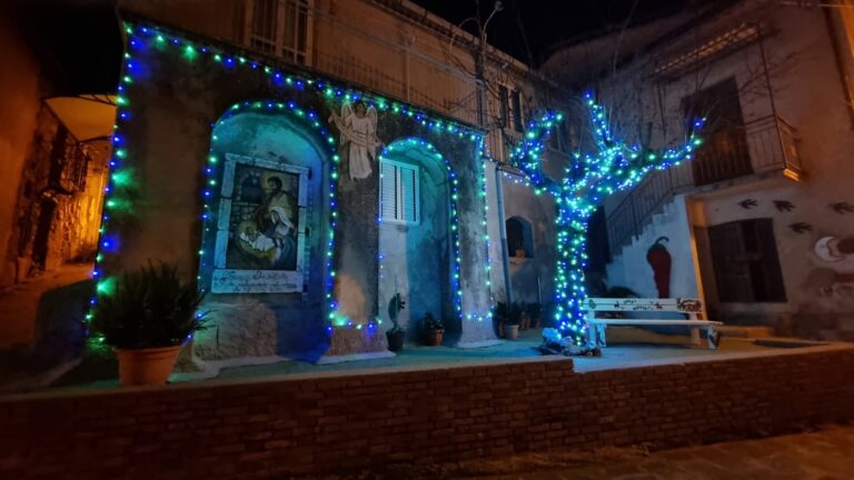 Dalla casa di Babbo Natale alla mostra di presepi, a Zungri tutta la gioia delle feste