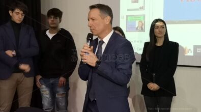 Gli studenti di Vibo premiano il procuratore Camillo Falvo con l’Operatore d’Oro – Video