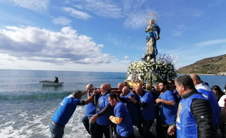 Fede e tradizioni, si rinnova a Nicotera Marina la processione in mare dell’Immacolata