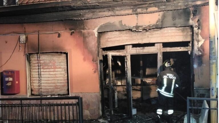 Incendio distrugge un ufficio postale in Calabria