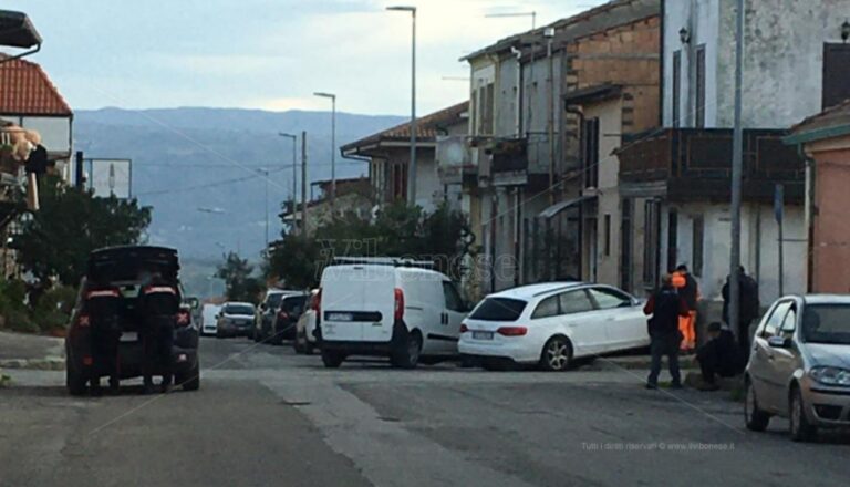 Incidente a Mileto, scontro tra un furgone e un’auto nel centro cittadino