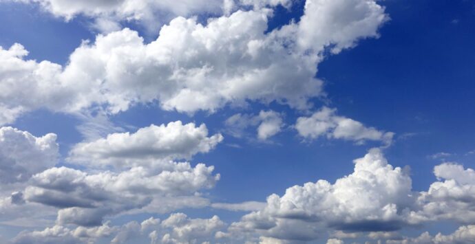 Meteo Vibonese, non c’è un sole splendente ma continua a fare caldo: picchi di 30 gradi e qualche scroscio di pioggia