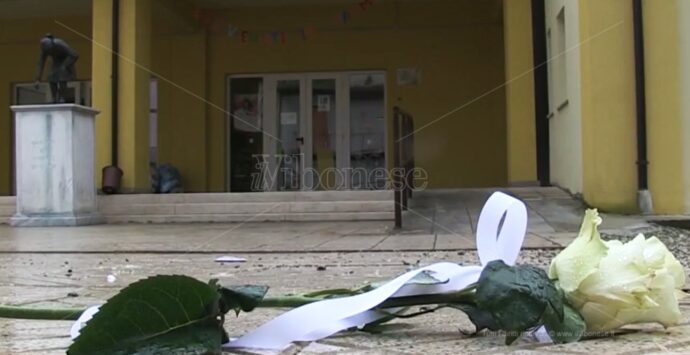 Decesso nella scuola di San Costantino, il dolore della dirigente scolastica e del sindaco – Video