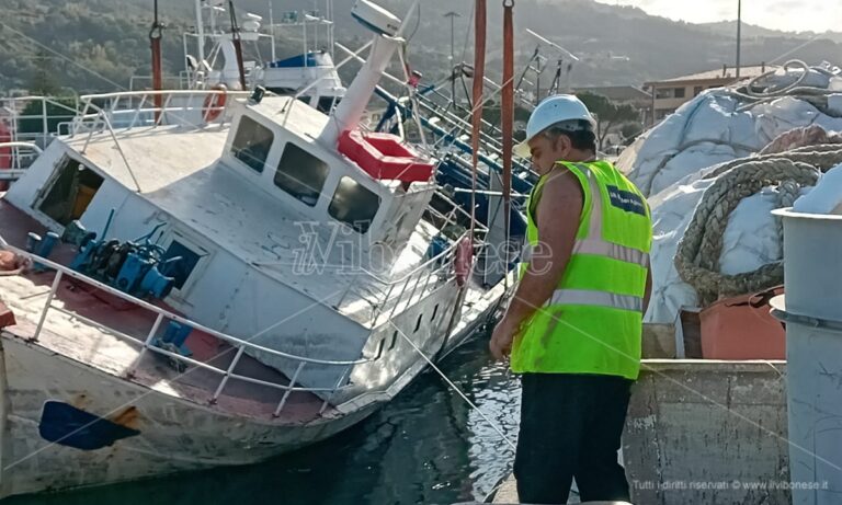 Vibo Marina: recuperato il peschereccio affondato domenica pomeriggio – Video