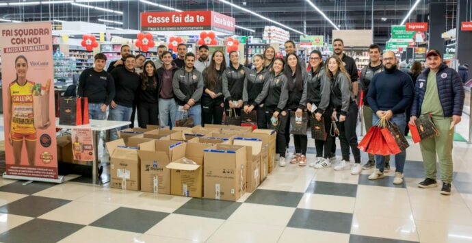 Natale solidale: Tonno Callipo e associazione Valentia raccolgono 800 chili di prodotti alimentari