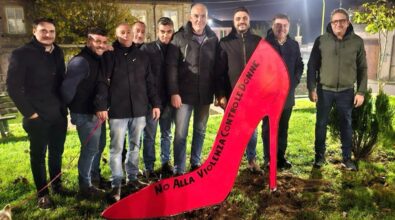 Serra San Bruno, una scarpa rossa gigante contro la violenza sulle donne