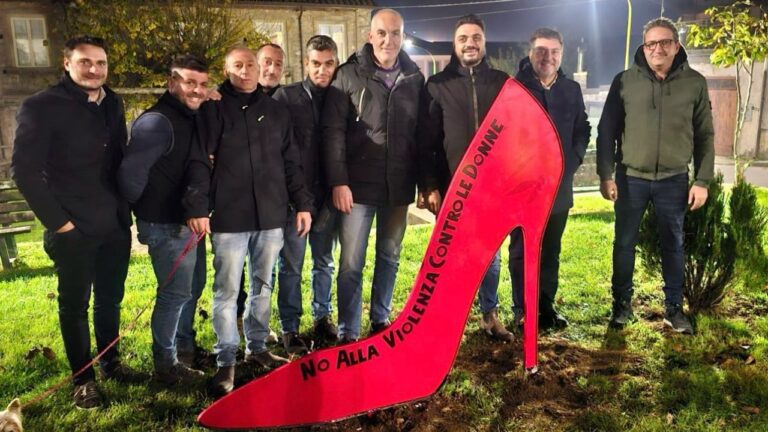Serra San Bruno, una scarpa rossa gigante contro la violenza sulle donne