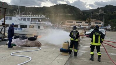 Esercitazione antincendio al porto di Tropea: simulato un rogo a bordo di una barca
